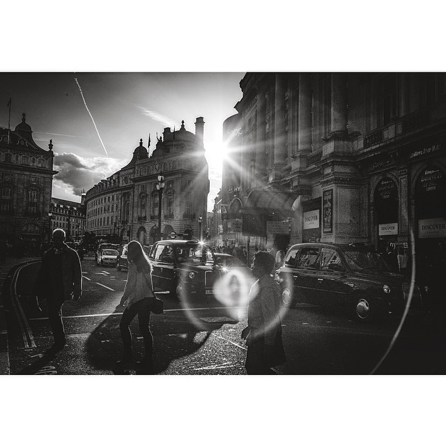 Magic #lensflare #london#londonpop #london_only #ig_uk #ig_london #bnw_city #bnw_london #bw #bnw #blackandwhite #street #streetphoto #streetphotography #streetphotography_bw #igerslondon #igers_london #lom_aptg