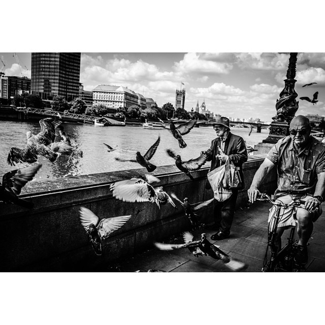 #london#londonpop #london_only #bnw_city #bnw_london #bw #bnw #blackandwhite #street #streetphoto #streetphotography #streetphotography_bw #bnw_city_streetlife #londonstreetlife