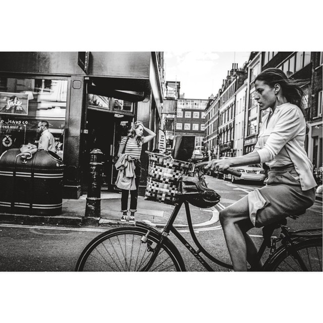 #london#londonpop #london_only #bnw_city #bnw_london #bw #bnw #blackandwhite #street #streetphoto #streetphotography #streetphotography_bw #londonstreetlife