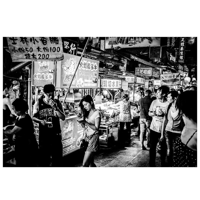 Taiwanese night markets are great. Cool vibe, variety of food, cheap prices and... occasional diarrhoea. Still worth it.  The life of a #nightmarket /7#taipei #taiwan #bnw #bw #blackandwhite #bnw_city #bnw_taiwan #streetphoto #asia #market #nightcity