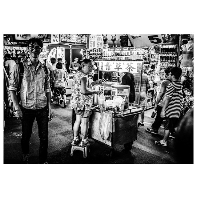 The life of a #nightmarket /2#taipei #taiwan #bnw #bw #blackandwhite #bnw_city #bnw_taiwan #streetphoto #asia #market #nightcity