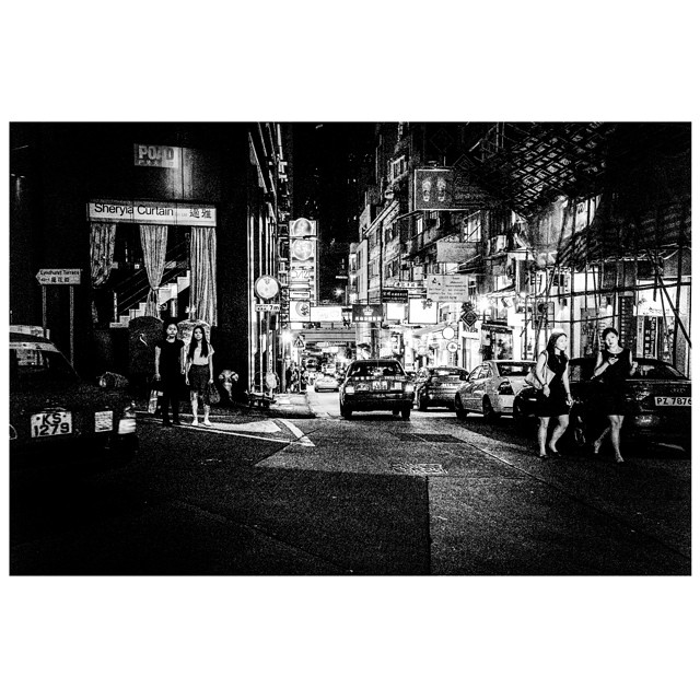 #nightcity  #hongkong #hk #bn_city #bnw_hk #bnw_hongkong #asia #bw #bnw #blackandwhite #street #streetphoto #streetphotography #streetphotography