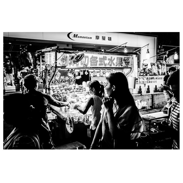 The life of a #nightmarket /6#taipei #taiwan #bnw #bw #blackandwhite #bnw_city #bnw_taiwan #streetphoto #asia #market #nightcity