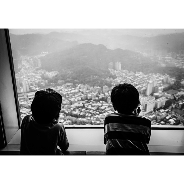 Looking down from #taipei101#taipei #taiwan #bnw #bw #blackandwhite #bnw_city #bnw_taiwan #streetphoto #asia