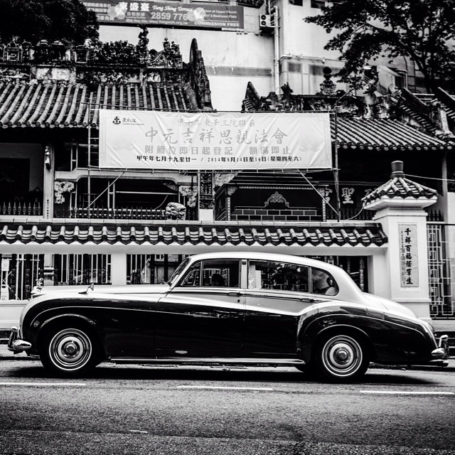 Apparently, HK is the city with the largest number of #RollsRoyce (which was the ultimate status symbol of the top British officers and businessmen). So far I spotted just one. #hongkong #hk #bn_city #bnw_hk #bnw_hongkong #asia #bw #bnw #blackandwhite #street #streetphoto #streetphotography #streetphotography