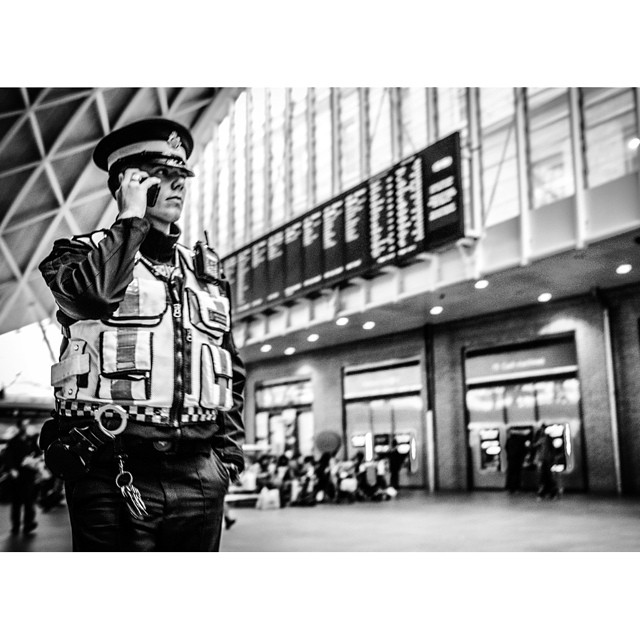 #london#londonpop #london_only #bnw_city #bnw_london #bw #bnw #blackandwhite #street #streetphoto #streetphotography #ig_london#metropolice #police