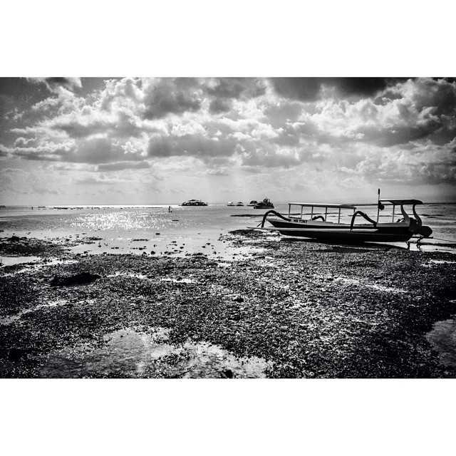 Low tide. #bali #asia #indonesia #bnw_city #bnwlife #boat #ocean