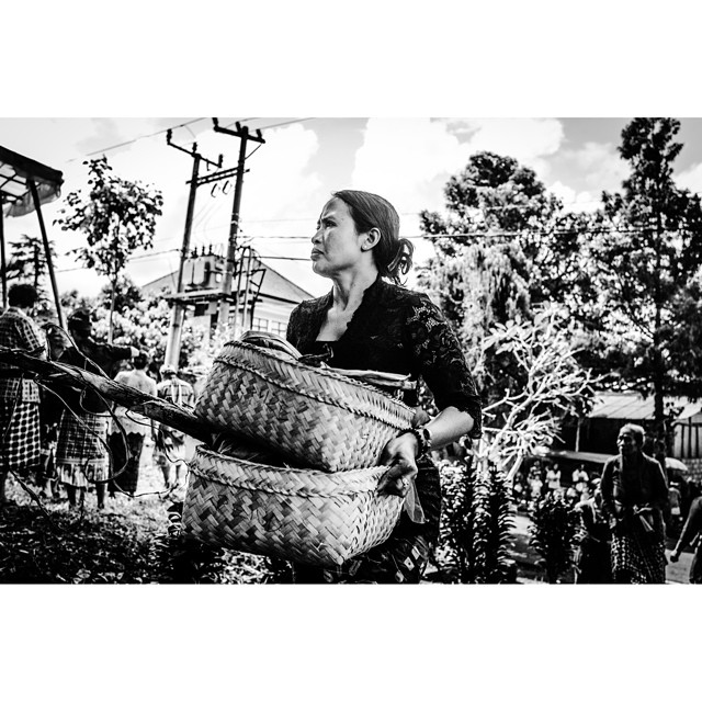 #baliwoman #ubud #bali #asia #indonesia #bnw_city #bnw_city_portrait #streetphoto