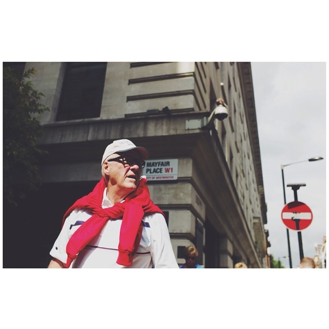 Took a few days off from Instagram and it.. felt good. Gotta do that more often. But for now, I'm back in London and.. I see red. #london #londonpop #vsco  #street #streetphoto #streetphotography #vscogood