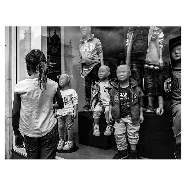 #bw #bnw_city #bnw #bnw_london #blackandwhite #leica #leicam #leicam9 #leicacamera  #rangefinder #londonstreet #streetphoto #streetphotography #streetphotography_bw #bw_society #streetphotographers #LFIMAGAZINE #londonmoment