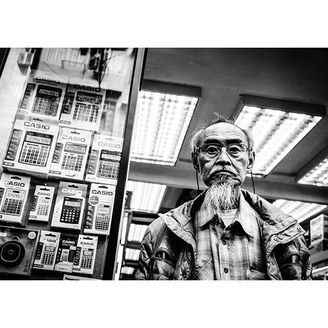 Casio man.#hk  #hongkong #bnw #bw #bnw_city #bnw_hongkong #leicacamera #leicacraft #madeinwetzlar #lfimagazine #leica #leicam #leicam9 #leicammonochrom #streetphotography
